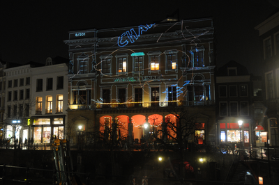 909504 Afbeelding van een lichtprojectie op de Winkel van Sinkel (Oudegracht 158) te Utrecht, in het kader van de ...